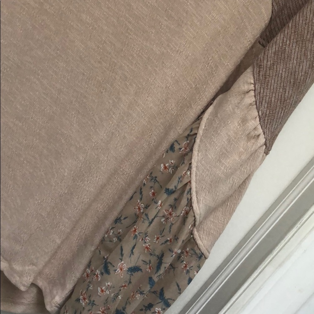 TAUPE PRINT TOP - Picture 4 of 6